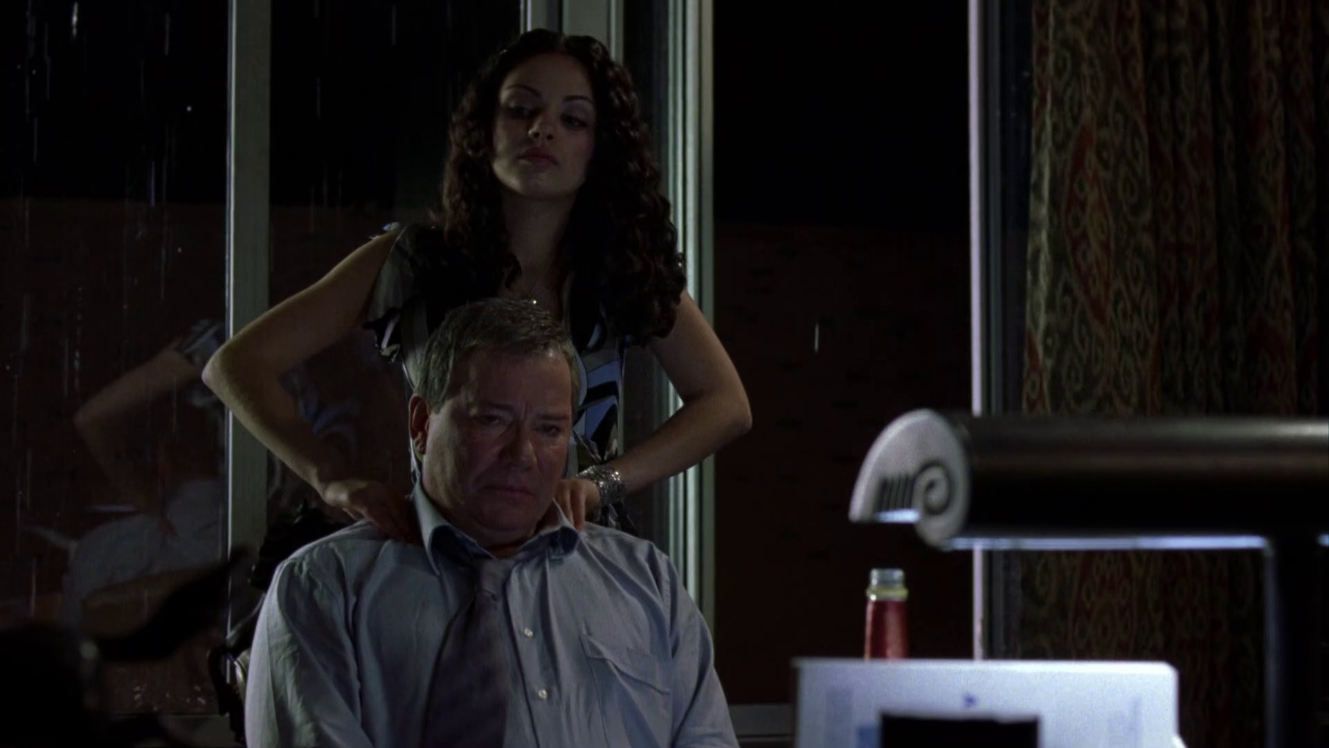 Kunis massaging Shatner's neck