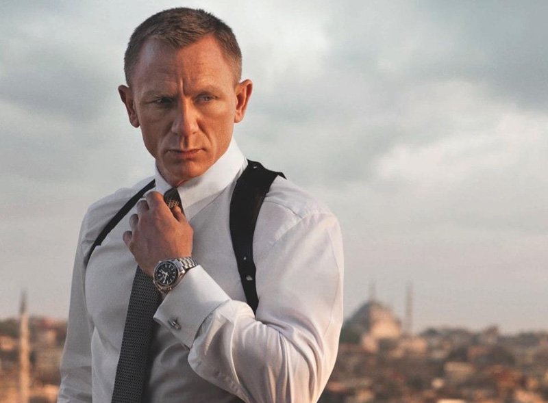 Daniel Craig showing off a watch.